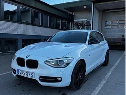 Vit Begagnad 2015 BMW 116 Sport Line Halvkombi | 105 000 kr (Marknadspris)