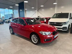Mörkblå (röd) Begagnad 2016 BMW 116 Advantage Halvkombi | 149 900 kr (Marknadspris)