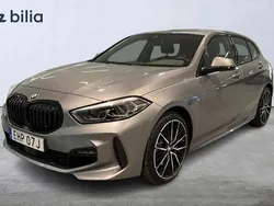 Grå Begagnad 2024 BMW 120 M Sport Halvkombi | 399 900 kr (Marknadspris)