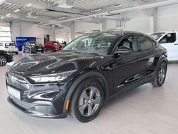 Svart Begagnad 2022 Ford Mustang Mach-E SUV | 339 800 kr (Marknadspris)