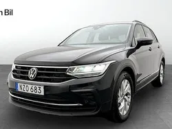 Grå Begagnad 2023 VW Tiguan Life SUV | 309 900 kr (Marknadspris)