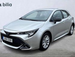 Silver Ny 2025 Toyota Corolla Hybrid Active Halvkombi | 350 900 kr (Marknadspris)