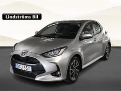 Silver Begagnad 2022 Toyota Yaris Hybrid Active Halvkombi | 239 000 kr (Marknadspris)