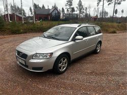 Grå Begagnad 2009 Volvo V50 Kinetic Kombi | 22 000 kr (Dyr)