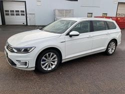 Svart Begagnad 2015 VW Passat GTE Kombi | 92 000 kr