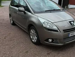 Grå Begagnad 2010 Peugeot 5008 Minibuss | 38 000 kr (Marknadspris)
