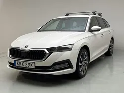 Vit Begagnad 2021 Skoda Octavia Business Line | 219 000 kr