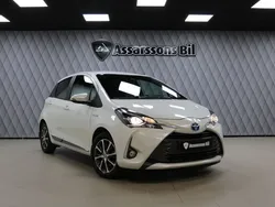 Ljusgrå Begagnad 2018 Toyota Yaris Hybrid Halvkombi | 159 900 kr (Marknadspris)
