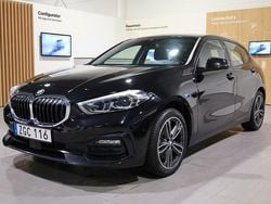 Svart Begagnad 2022 BMW 118 Sport Line Halvkombi | 239 800 kr (Bra pris)