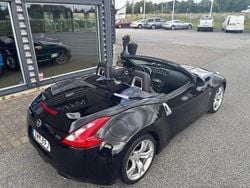 Svart Begagnad 2012 Nissan 370Z Cab | 298 800 kr