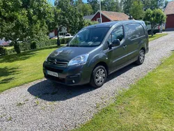 Grå (gråmet) Begagnad 2016 Citroën Berlingo Minibuss | 106 500 kr (Marknadspris)