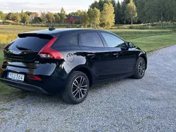 Svart Begagnad 2017 Volvo V40 Momentum Kombi | 131 000 kr (Marknadspris)