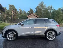 Grå Begagnad 2022 Audi Q4 e-tron Comfort SUV | 345 000 kr (Marknadspris)