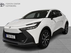 Vit Ny 2025 Toyota C-HR+ Style SUV | 399 900 kr (Bra pris)