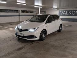 Vit Begagnad 2017 Toyota Auris Hybrid Comfort Halvkombi | 162 000 kr (Marknadspris)