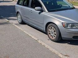 Grå Begagnad 2007 Volvo V50 Kinetic Kombi | 27 000 kr (Marknadspris)