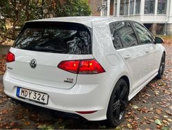 Vit Begagnad 2016 VW Golf VII R-line Halvkombi | 142 500 kr (Marknadspris)