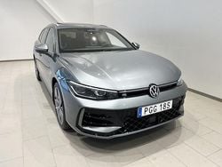 Mörkgrå (diabase grey metallic) Ny 2025 VW Passat R-line Kombi | 556 500 kr (Bra pris)