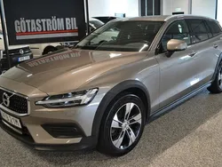 Grå Begagnad 2021 Volvo V60 CC Momentum Kombi | 284 000 kr (Marknadspris)