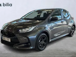 Grå Begagnad 2024 Toyota Yaris Hybrid Active Halvkombi | 299 900 kr