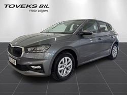 Grå (graphite grey metallic) Begagnad 2024 Skoda Fabia Selection Halvkombi | 239 900 kr (Marknadspris)