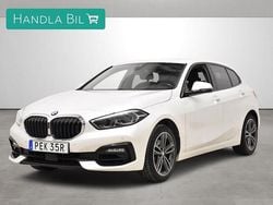 Vit Begagnad 2020 BMW 118 Sport Line Halvkombi | 189 900 kr (Marknadspris)