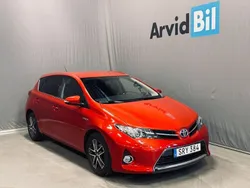 Mörkröd Begagnad 2015 Toyota Auris Hybrid Edition Halvkombi | 143 800 kr (Marknadspris)
