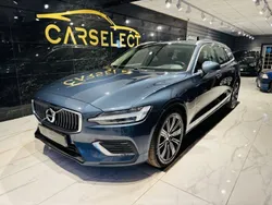 Mörkblå (blå) Begagnad 2021 Volvo V60 Momentum Kombi | 258 000 kr (Marknadspris)