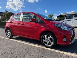 Röd Begagnad 2016 Toyota Yaris Hybrid Active Halvkombi | 125 000 kr (Marknadspris)