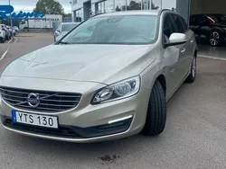 Ljusbrun (luminous sand met) Begagnad 2018 Volvo V60 Standard Kombi | 179 800 kr (Bra pris)