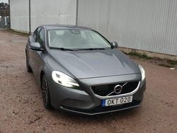 Grå Begagnad 2017 Volvo V40 Momentum Halvkombi | 135 000 kr (Marknadspris)