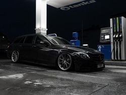 Svart Begagnad 2017 Mercedes E220 AMG line Kombi | 350 000 kr