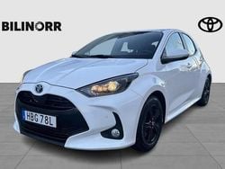 Vit Begagnad 2022 Toyota Yaris Hybrid Halvkombi | 209 900 kr (Marknadspris)
