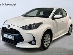 Vit Begagnad 2023 Toyota Yaris Hybrid Active Halvkombi | 204 800 kr (Marknadspris)