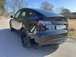 Svart Begagnad 2024 Tesla Model Y Standard Range SUV | 460 000 kr (Lite dyr)
