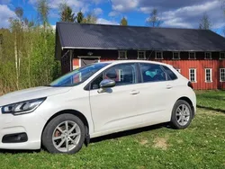 Vit Begagnad 2016 Citroën C4 Halvkombi | 98 000 kr (Marknadspris)