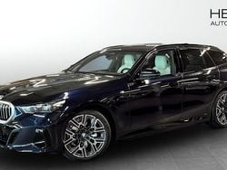 Svart (blue) Begagnad 2025 BMW 530e M Sport Kombi | 694 700 kr (Marknadspris)