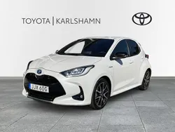 Vit Begagnad 2021 Toyota Yaris Hybrid Style Halvkombi | 204 900 kr (Marknadspris)