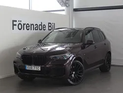 Mörkröd Begagnad 2021 BMW X5 M Sport SUV | 689 000 kr (Marknadspris)
