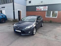 Grå Begagnad 2014 Ford Focus Titanium Kombi | 74 900 kr (Marknadspris)