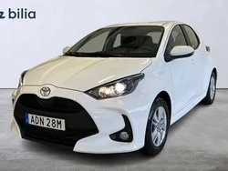 Vit Ny 2024 Toyota Yaris Hybrid Active Halvkombi | 254 900 kr (Marknadspris)