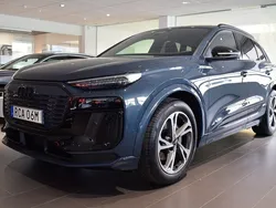 Blå (plasmablå metallic) Ny 2025 Audi Q6 e-tron S-Line SUV | 1 000 100 kr (Marknadspris)