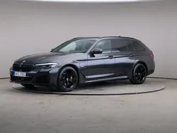 Grå (standard) Begagnad 2022 BMW 530e M Sport Sedan | 365 000 kr (Marknadspris)