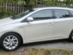 Vit Begagnad 2017 Toyota Auris Hybrid Halvkombi | 168 000 kr (Marknadspris)