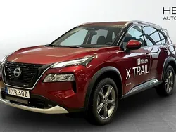 Röd (red) Ny 2025 Nissan X-Trail Tekna SUV | 523 900 kr (Marknadspris)