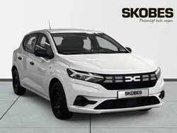 Vit Begagnad 2023 Dacia Sandero Essentiel Halvkombi | 129 400 kr (Marknadspris)