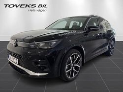 Svart (grenadilla black metallic) Begagnad 2025 VW Tiguan R-line SUV | 599 900 kr