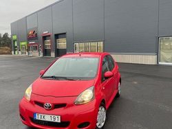 Röd Begagnad 2009 Toyota Aygo Halvkombi | 60 000 kr (Marknadspris)
