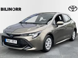 Grön Begagnad 2022 Toyota Corolla Hybrid Life Halvkombi | 229 900 kr (Marknadspris)