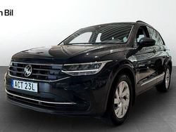 Grå (urano grey) Begagnad 2021 VW Tiguan Life SUV | 289 900 kr (Marknadspris)